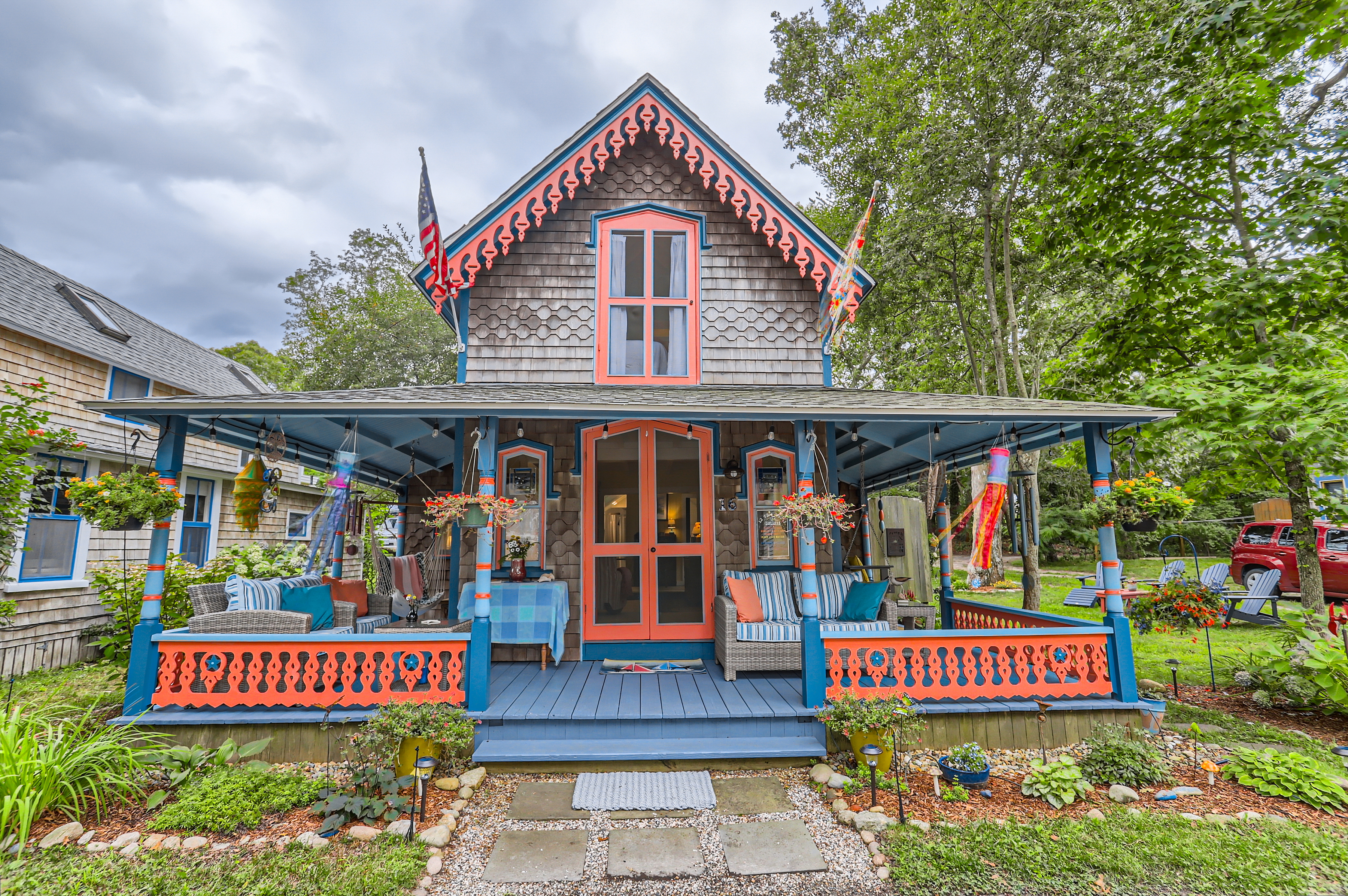 oak bluffs gingerbread cottage